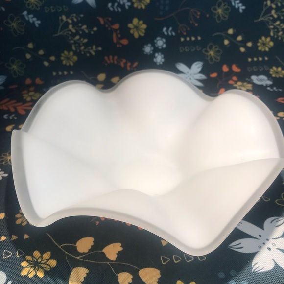 WHITE MATE GLASS WAVY VASE BOWL Plate Vase Flower Shaped 9.5”  MILKY VINTAGE? - Picture 3 of 16